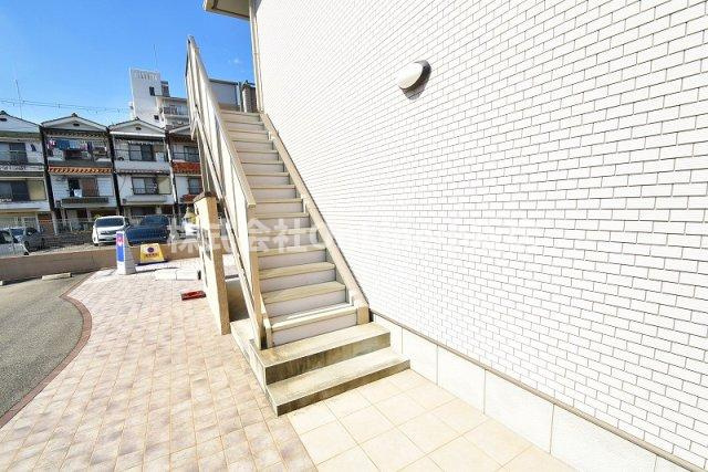 東大阪市西堤本通東２丁目のアパートのエントランス