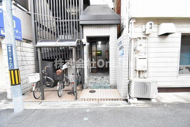 東大阪市長堂２丁目の賃貸マンションのエントランス