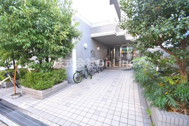 東大阪市長堂１丁目の賃貸マンションのエントランス