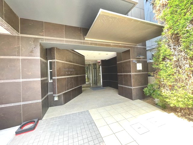 東大阪市足代新町の賃貸マンションのエントランス