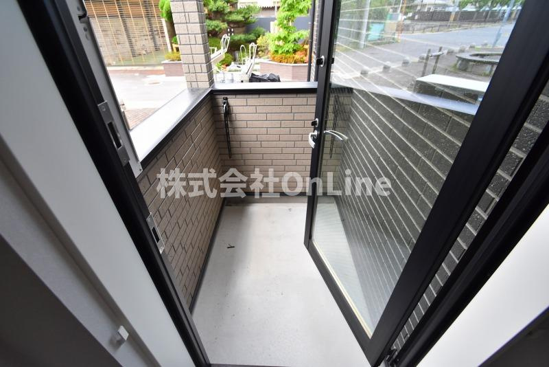 東大阪市荒本２丁目のアパートのバルコニー