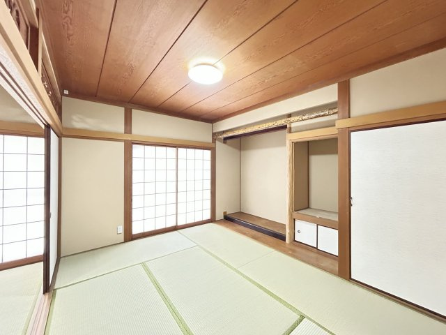 宇部市末広町　戸建ての和室|畳は表替えを行い、襖、障子は張替えてあります。