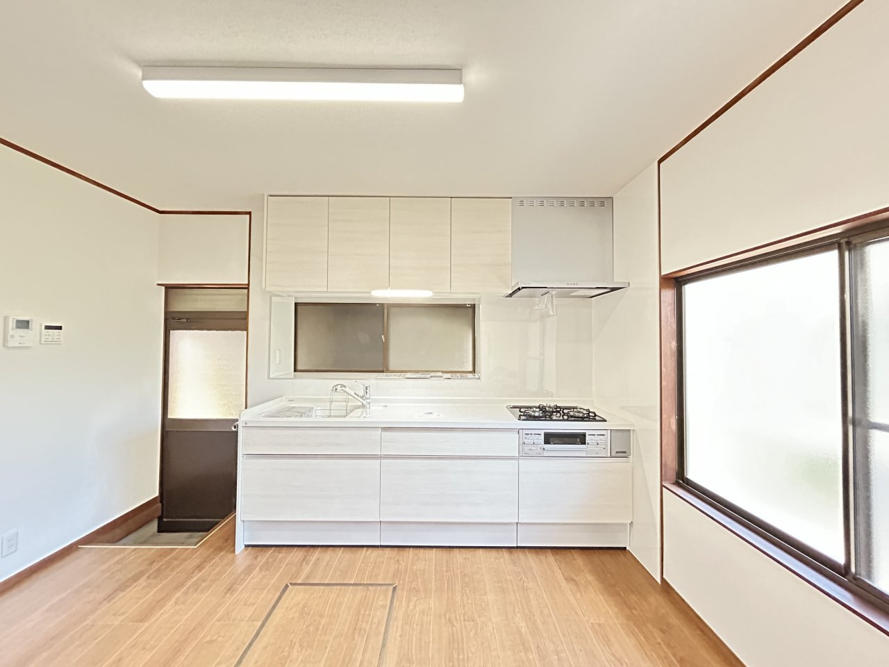 宇部市末広町　戸建てのキッチン|システムキッチンに新品交換済、お手入れのしやすい人工大理石仕様です。
