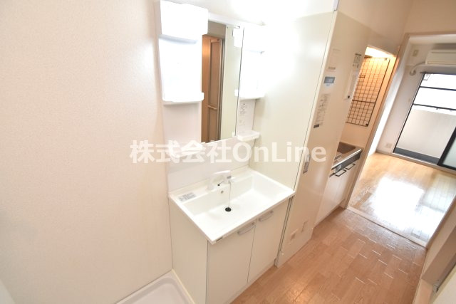 東大阪市高井田の賃貸マンションの独立洗面台