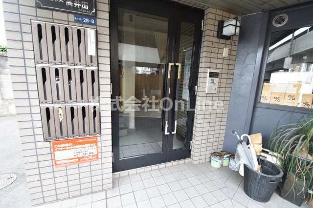 東大阪市高井田の賃貸マンションのエントランス
