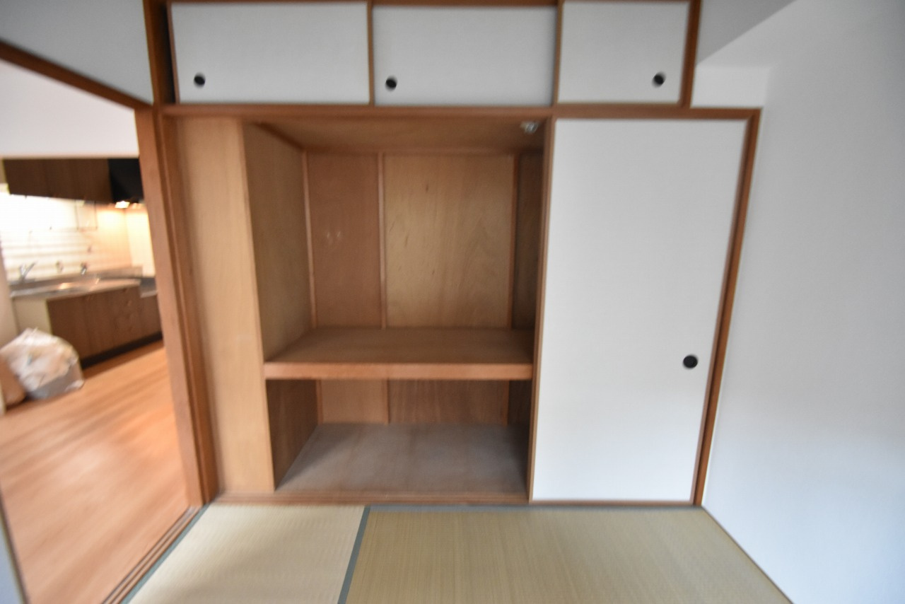 東大阪市吉田本町３丁目の賃貸マンションの収納