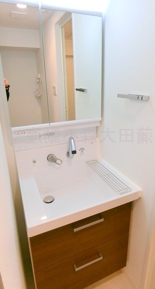 ハーモニーレジデンス東京羽田スカイブリッジの洗面所|2面鏡の独立洗面台　洗面脱衣所