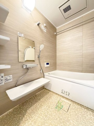 成城学園サマリヤマンションの浴室|TOTO製の浴室へ新規交換済み。清潔感のある空間で、一日の疲れをゆっくり癒せます。