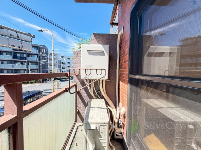 成城学園サマリヤマンションのバルコニー|洋室から出入りできるバルコニー。外の空気を感じられる、住戸の大切な屋外スペースです。