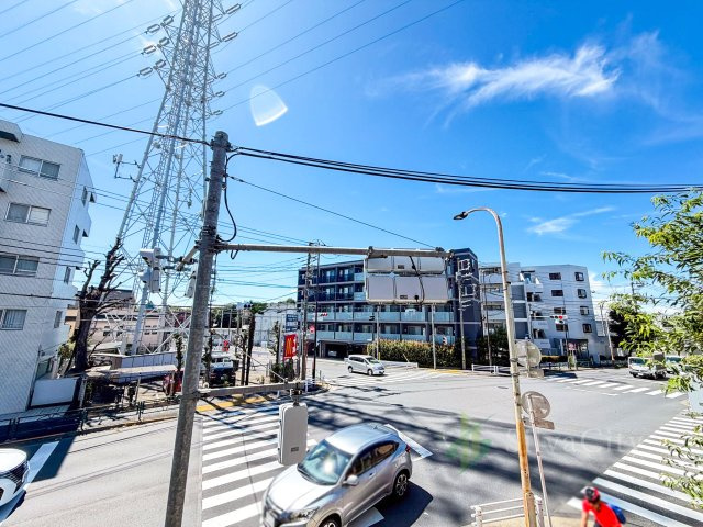 成城学園サマリヤマンションの展望|バルコニーから望む周辺の景色。日当たりや風通しとあわせて、実際の開放感をぜひ現地でご体感ください。