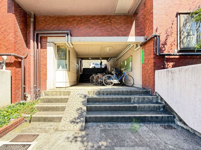 成城学園サマリヤマンションのエントランス|住まいの顔となるマンションエントランス。毎日利用する共用部だからこそ、現地で管理状態や雰囲気もご確認ください。
