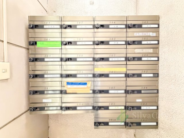 成城学園サマリヤマンションの設備|共用部に設けられた郵便受け。日常的に利用する共用設備のひとつです。