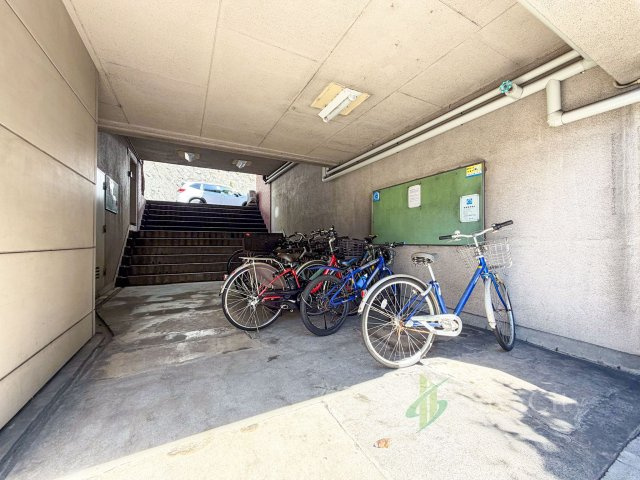 成城学園サマリヤマンションの駐輪場|敷地内に駐輪場を設置。駅や近隣への移動など、日常的に自転車を利用する方にも便利です。