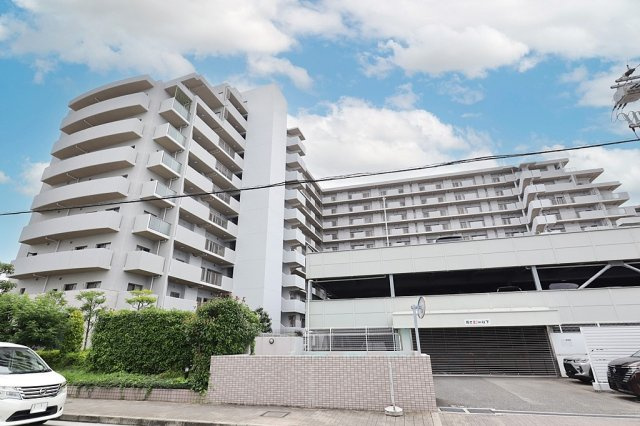 シーコートヤード西宮・香櫨園の外観|専用庭・玄関ポーチ付きの1階3LDKで、大切なペットと暮らせるお家です。2026年6月室内リフォーム済です。皆様からのご連絡を心よりお待ちしております。