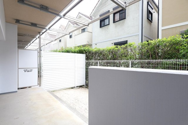 シーコートヤード西宮・香櫨園のバルコニー|広いバルコニーで、洗濯物をゆったり干せるほか、外の空気を感じながらくつろぐこともできる快適な空間です。