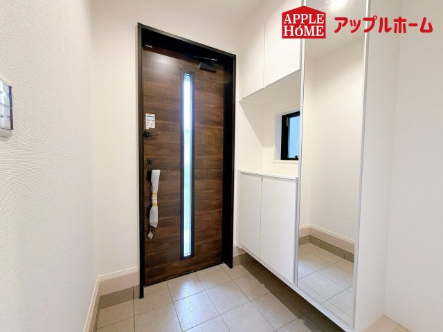 さいたま市見沼区丸ヶ崎町の玄関|明るくて清潔感溢れる玄関。便利な姿見鏡＆下駄箱収納付きです♪散らかりがちな玄関もすっきりと片付きます。