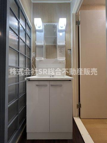 善根寺町5丁目中古テラスハウスの独立洗面台|朝の身支度には欠かせない独立洗面化粧台