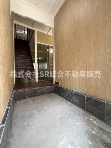 善根寺町5丁目中古テラスハウスの玄関|玄関にシューズボックスを置いても広く使えます！