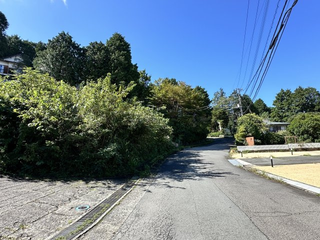 函南町　南箱根ダイヤランドの前面道路含む現地写真|広々とした道路に面しています。