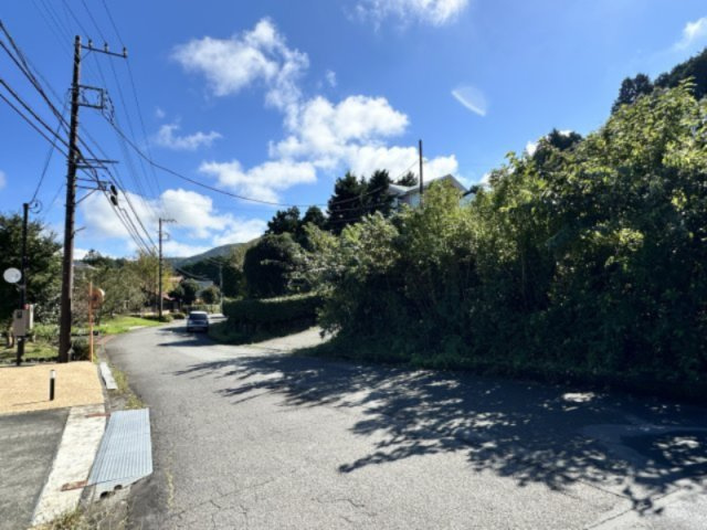 函南町　南箱根ダイヤランドの前面道路含む現地写真|広々とした道路に面しています。