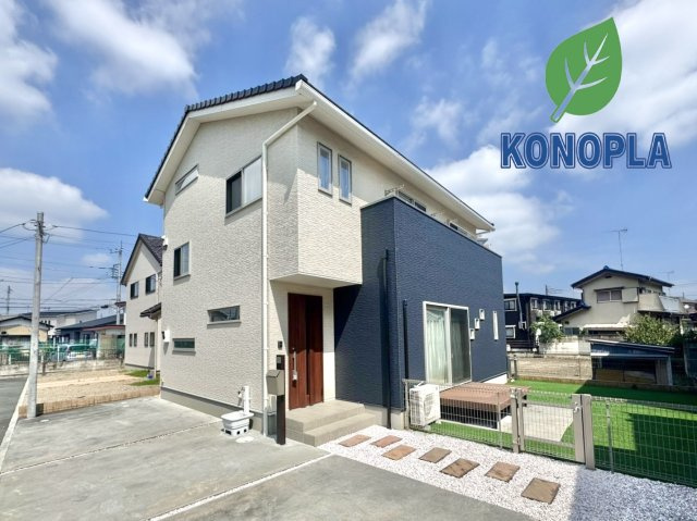 【中古戸建】足利市中川町の外観|■外観｜窓の配置や、爽やかな白ベースの外観が清潔感をもたらします。まっさらなキャンバスのような家にこだわりを彩って…始めよう、あなただけの豊かな暮らし( ＾＾ )