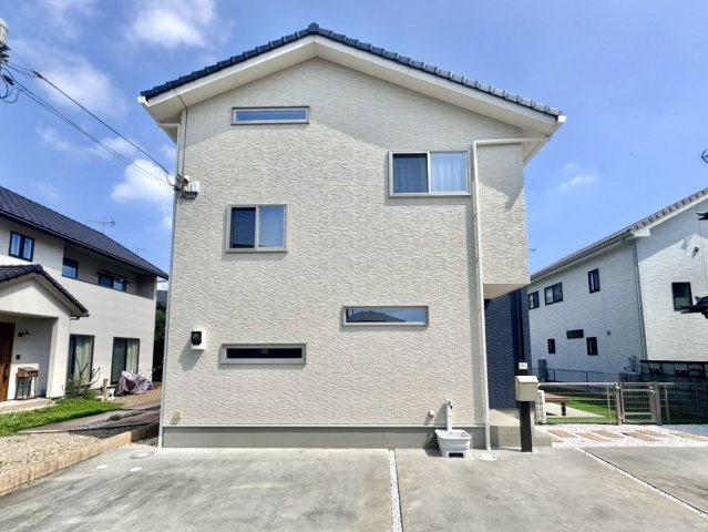 【中古戸建】足利市中川町の外観|■外観｜光をやさしく反射する外壁により、日中はより開放的で爽やかな印象となり、住まい全体を明るく見せてくれます♪
