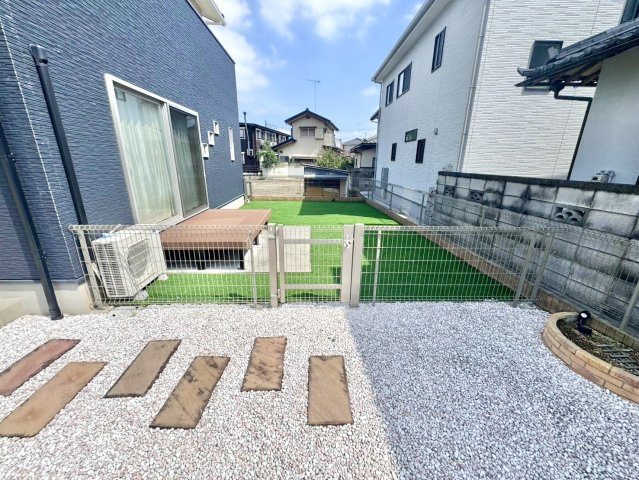 【中古戸建】足利市中川町の庭|■庭｜道路から離れたお庭なので小さいお子様が遊んでいても車の心配いらずで安心です♪