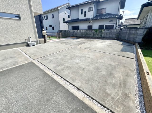 【中古戸建】足利市中川町の駐車場|■外観｜広々とした駐車スペースで楽々駐車可能！お買い物後もスムーズにお荷物を運べます♪