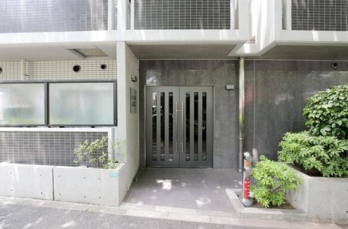 ライズ中野松が丘のエントランス