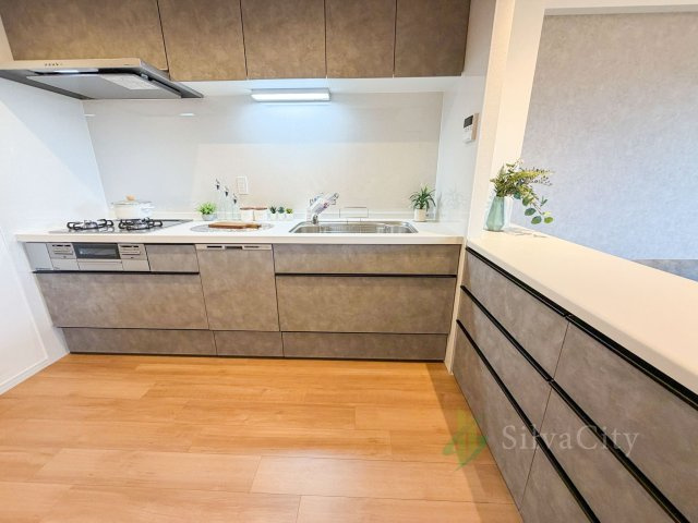 セルテシティオ世田谷烏山のキッチン|新規交換されたLIXIL「シエラS」のシステムキッチン。リビングダイニングを見渡せる対面式で、家族との会話を楽しみながらお料理できます。