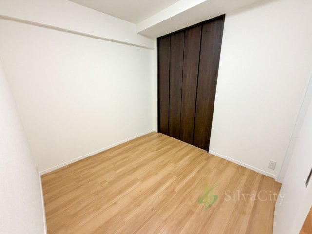 セルテシティオ世田谷烏山の洋室|約4.6帖の洋室。クローゼット付きで、居住スペースと収納スペースをしっかり分けられます。