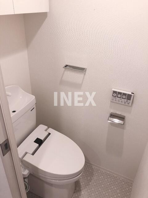横浜市南区新川町５丁目の賃貸マンションのトイレ