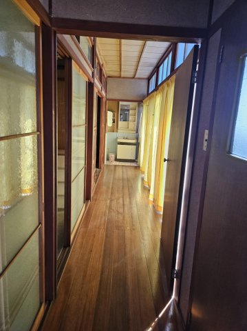 びわ湖にも近い場所にある古民家風住宅の内装|増築建物の1階廊下です
