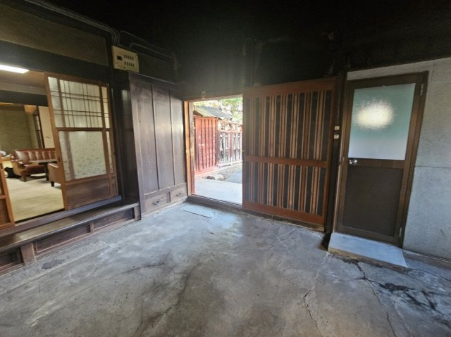 びわ湖にも近い場所にある古民家風住宅の内装|玄関の土間です