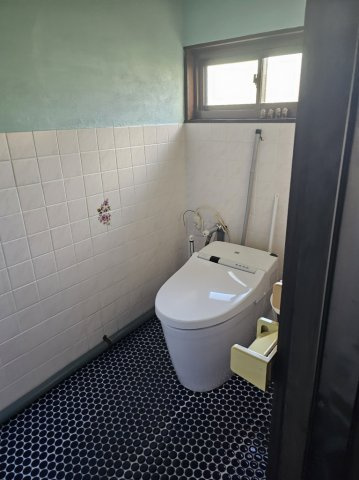 びわ湖にも近い場所にある古民家風住宅のトイレ|洋式の水洗トイレになっています