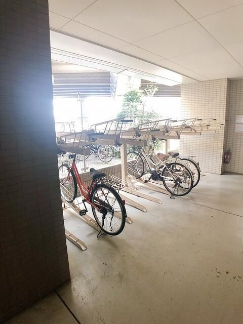 ステーションタワーウラヤスの駐車場