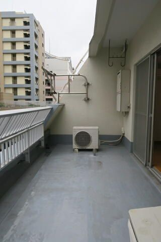 奥浅草妙見屋ビルのバルコニー