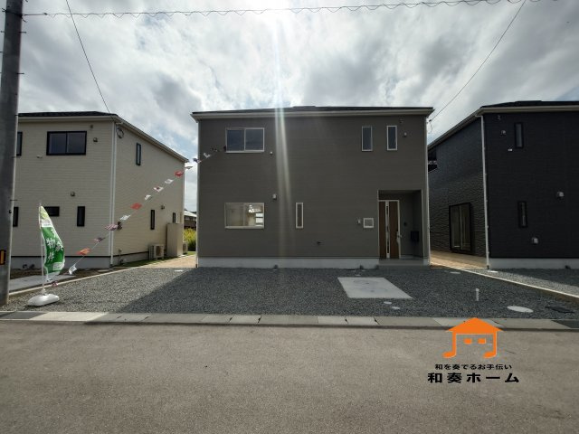 クレイドルガーデン高松市円座町第３◇耐震等級３取得の地震に強いオール電化住宅です！の外観|２号棟
グレーの外壁の家は、落ち着いた上品さと汚れの目立ちにくさから「洗練された・無難でおしゃれ」という印象を持たれることが多いです。汚れや経年劣化が目立ちにくく、きれいな印象が長持ちしやすいです。