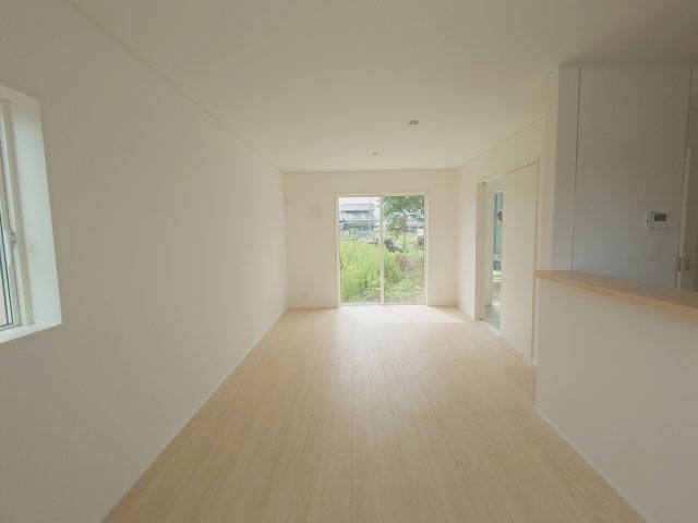 クレイドルガーデン高松市円座町第３◇耐震等級３取得の地震に強いオール電化住宅です！の居間・リビング|リビング完成予想図
リビング学習にも使いやすく、親がお子様の様子を見守れる１６.２帖の陽当たりの良い広いリビングは家族が集まりやすく、コミュニケーションが活発になります。