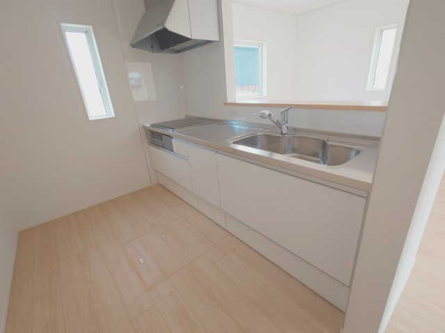 クレイドルガーデン高松市円座町第３◇耐震等級３取得の地震に強いオール電化住宅です！のキッチン|２号棟キッチン
開放的な形状のため、部屋の中を見渡せる人気の対面式キッチンです。
料理をしながらテレビを見ることもできますし、お子さまやペットの様子なども確認しやすいです。
