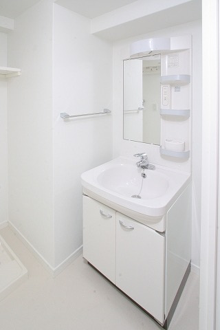 新品家具付きマンション博多駅南6A(KaGood福岡)の独立洗面台
