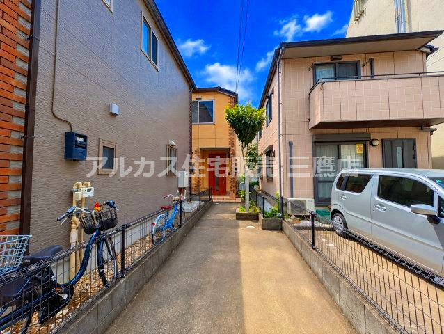 西東京市芝久保町5丁目 西武新宿線 田無駅 中古戸建の駐車場|道路から玄関へと続くアプローチ部分。前面道路からの奥行きがあり、プライベート感を高めた落ち着いた敷地配置となっています。
