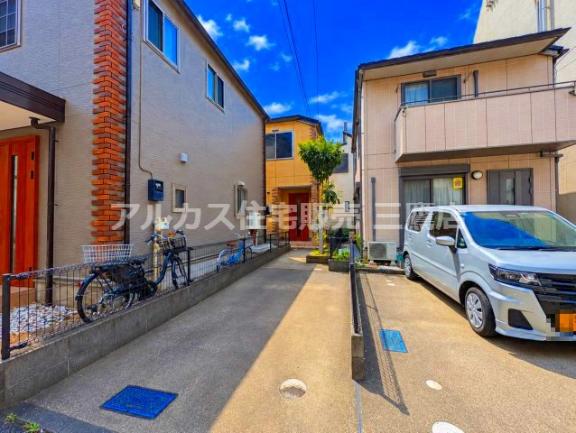 西東京市芝久保町5丁目 西武新宿線 田無駅 中古戸建の駐車場|カースペースを備えたアプローチ全景。道路から奥まった配置により通りからの視線が届きにくく、防犯面でも配慮された安心の 住環境です。