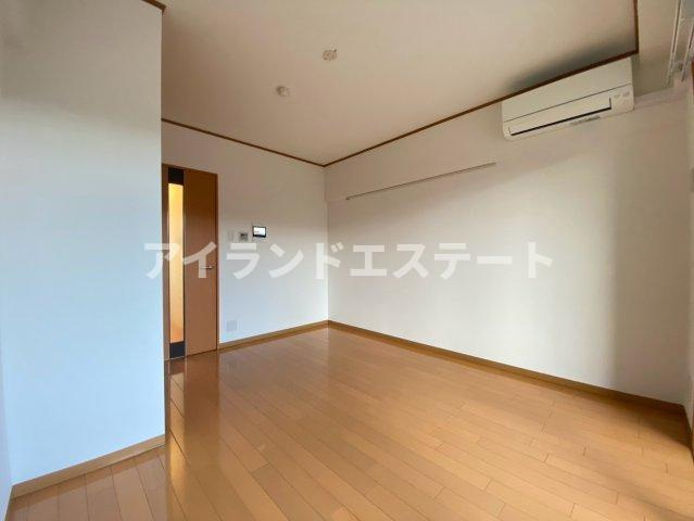 WISTERIA KOMAZAWA　床暖房　免震構造　駅近　バイク置場の居間・リビング
