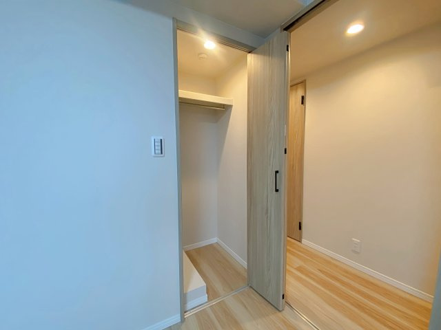 コスモ川口サンスクエアの収納|各居室や廊下などに便利な収納スペースを確保した間取り設計です。季節物の衣類や日用品、掃除用具などをすっきりと整理整頓できるため、住まい全体を常に広々と清潔な状態に保つことができます。