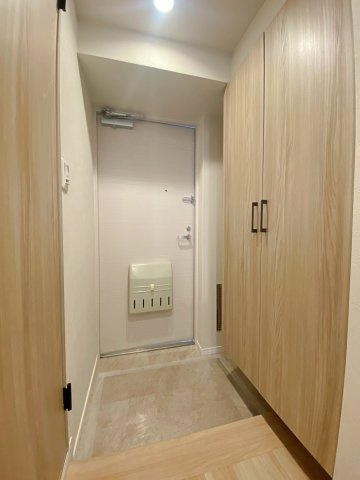 コスモ川口サンスクエアの玄関|住まいの顔となる玄関エリア。使い勝手の良いシューズボックスを備えており、家族分の靴類をすっきりと収納できます。清潔感あふれる明るい空間で、住まう人や訪れる人を心地よく迎えてくれます。
