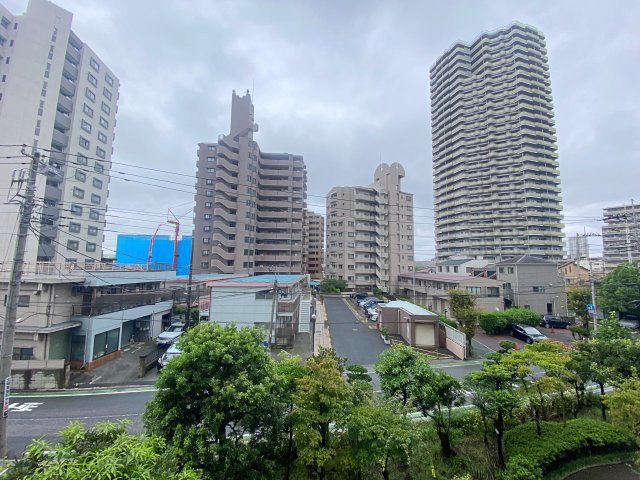 コスモ川口サンスクエアの展望|バルコニーからの開放的な眺望です。周囲に高い遮蔽物がなく、心地よい風と陽光を感じられる気持ちの良いロケーション。四季折々の空の移り変わりを楽しみながら、リラックスした時間を過ごせます。