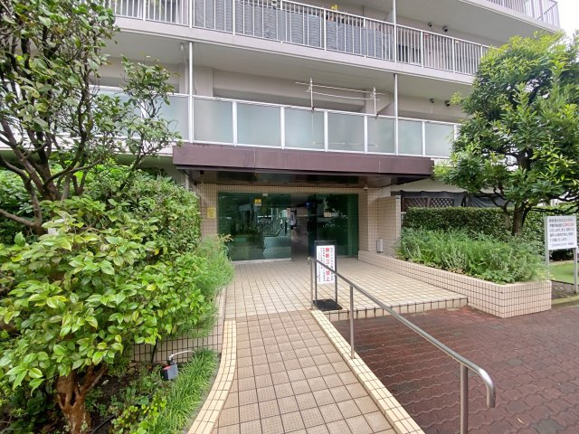 コスモ川口サンスクエア|マンションのアプローチ・外玄関部分です。整然と管理された清潔感のある空間で、住まう人や訪れる人を暖かく迎えます。段差も少なく配慮されており、日常の出入りもスムーズに行える快適な構造です。