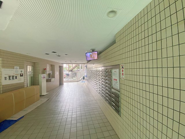 コスモ川口サンスクエアのエントランス|エントランスホールです。明るく清潔に保たれた共有空間で、住居者や訪問者を温かく迎える落ち着いた雰囲気が漂います。快適な暮らしをサポートします。