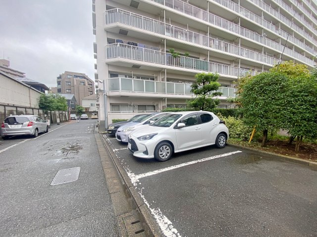 コスモ川口サンスクエアの駐車場|マンション敷地内に設けられた駐車場スペースです。敷地内にあるためお車の出し入れがスムーズで、お買い物の荷物が多い日や悪天候時でも移動がスムーズ。愛車を身近に管理できる利便性の高さが魅力です。